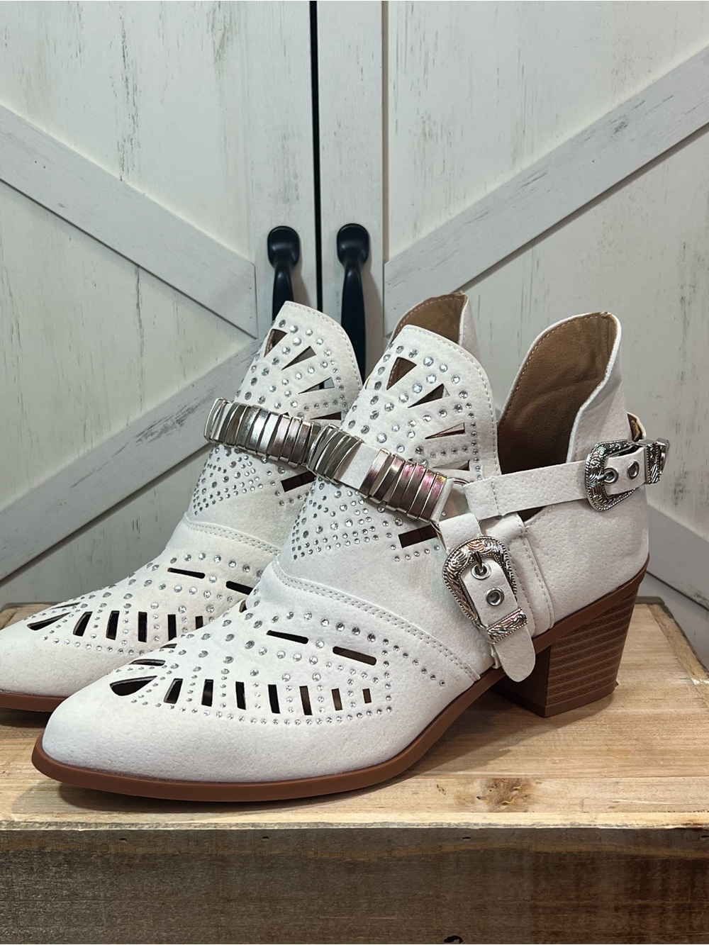 BOHO Cream Western Slip-On Ankle Boots Cutouts Silver -Tone Buckles Size 10 NEW - Picture 5 of 11